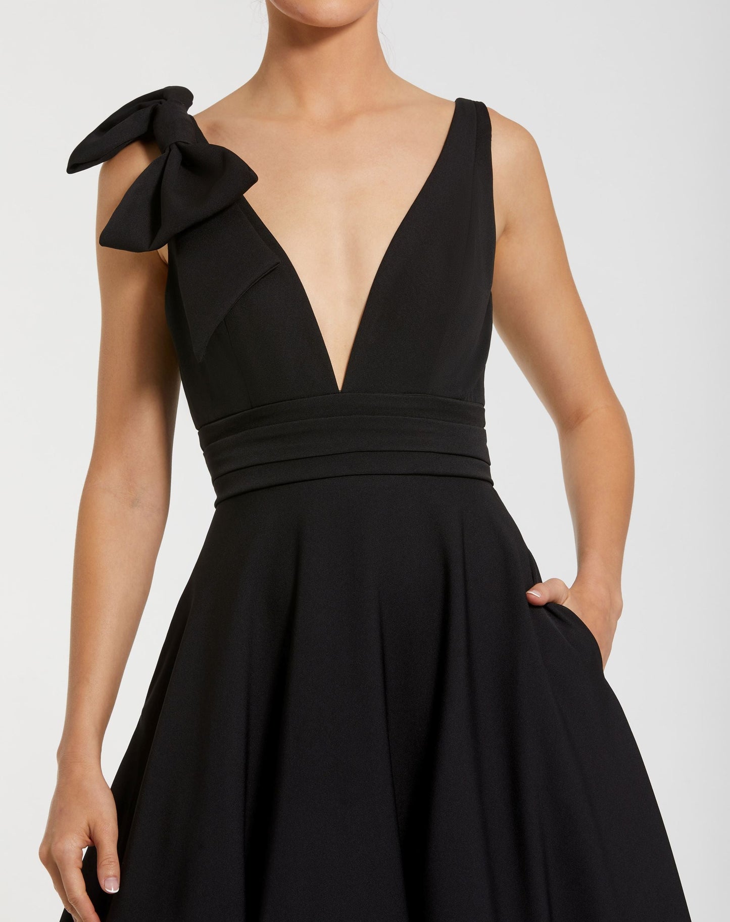 Petite Black Sleeveless Plunge Neck Ball Gown With Bow Detail